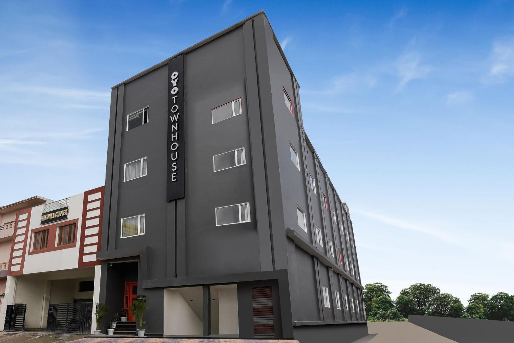Townhouse The Awadh Airport Near Chaudhary Charan Singh International Airport Hotell Bijnaur Exteriör bild