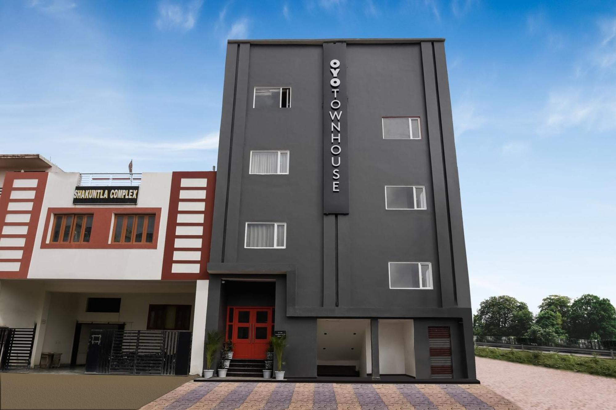 Townhouse The Awadh Airport Near Chaudhary Charan Singh International Airport Hotell Bijnaur Exteriör bild